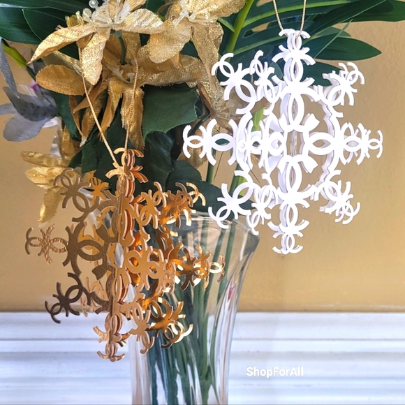 2024 CHANEL SNOWFLAKE ORNAMENTS SET - Picture 4 of 11